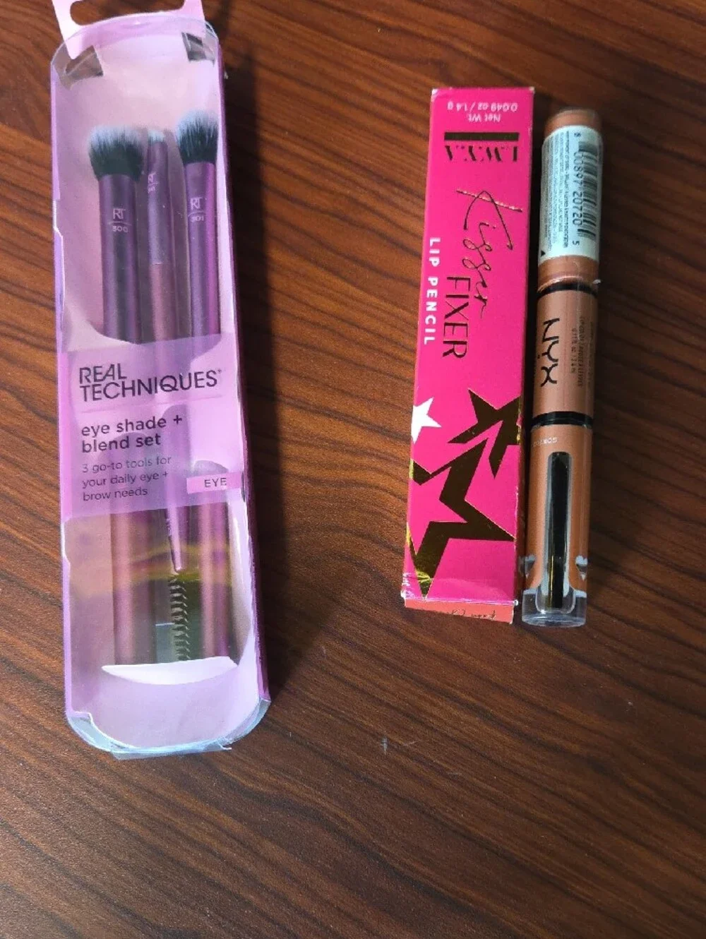 Makeup Lot with Neutrogena/ Real Technique Eye Shade Blend Set & Misc Items (6)